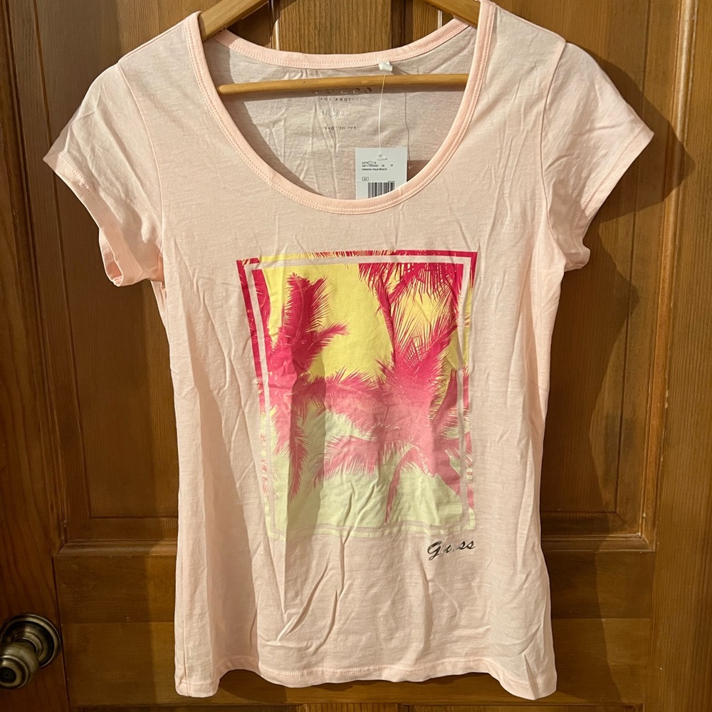 🔆 4/$25 🔆 NWT Women’s Guess Tee, Small, Habana Palm Peach